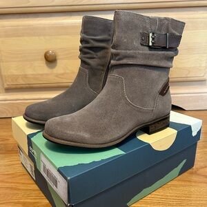 Earth Women's Taupe Suede Ankle Boots Avani Butternut Size 8